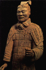 Figura de terracota china que representa un soldado con su uniforme y su pañuelo anudado al cuello